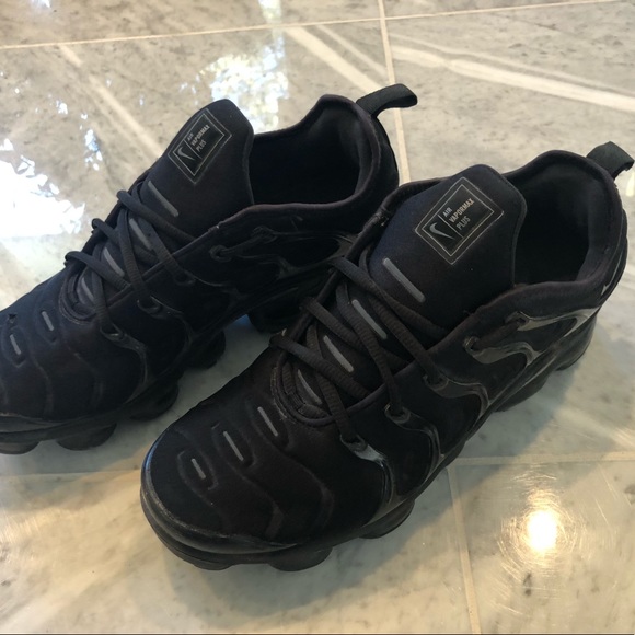 triple black vapormax plus men's